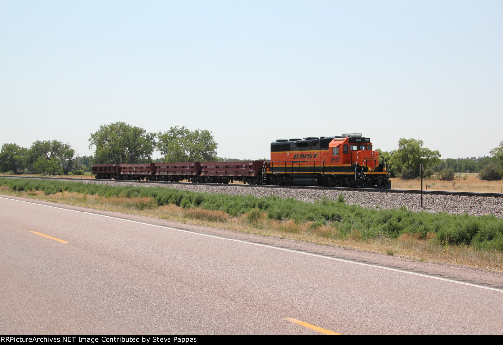 BNSF 2667 doing some local switching